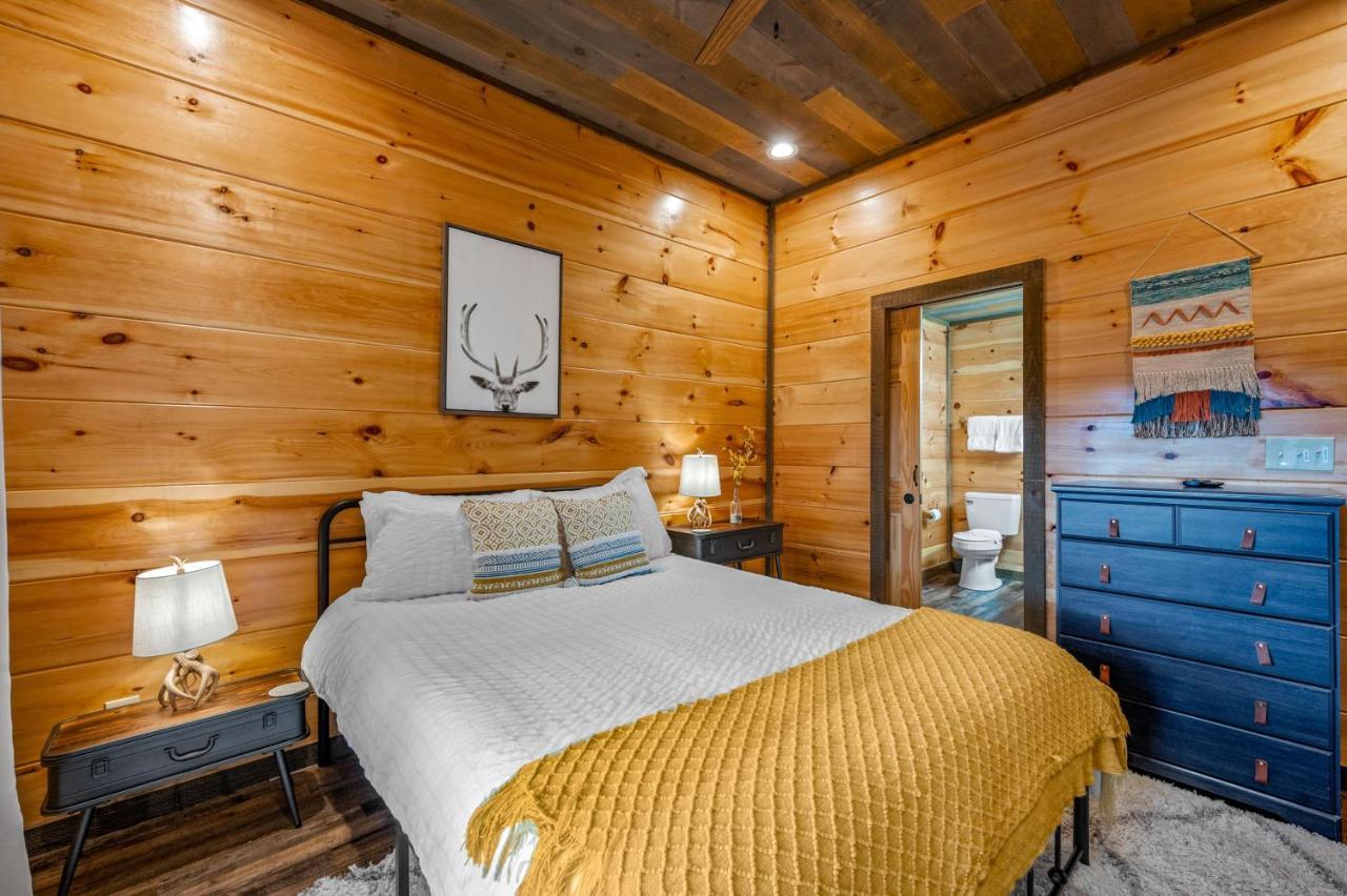 The Overlook '21 Cabin: Scenic Views With Hot Tub And Game Chalet