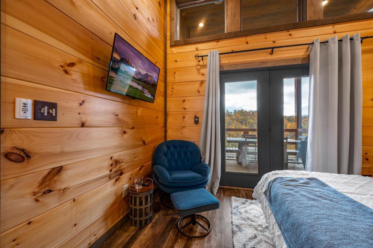 The Overlook '21 Cabin: Scenic Views With Hot Tub And Game