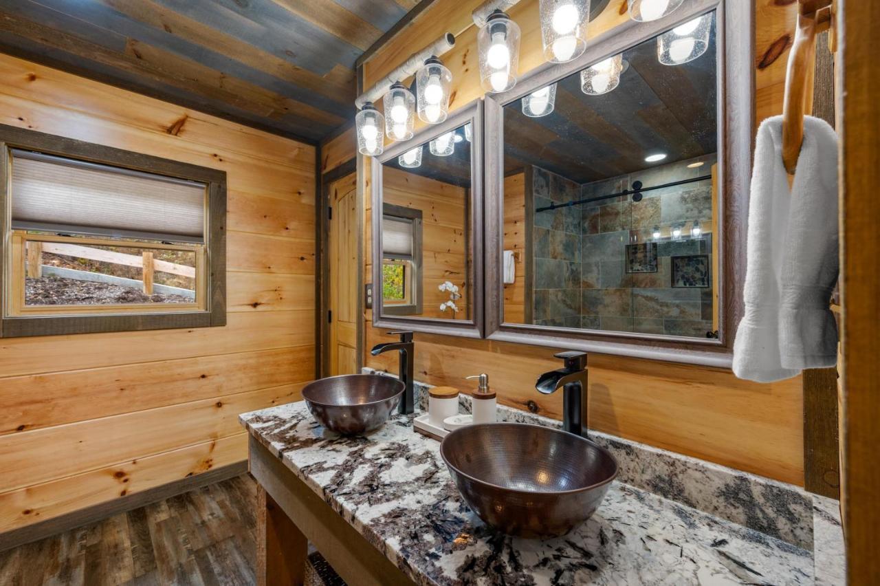 The Overlook '21 Cabin: Scenic Views With Hot Tub And Game Chalet Gatlinburg