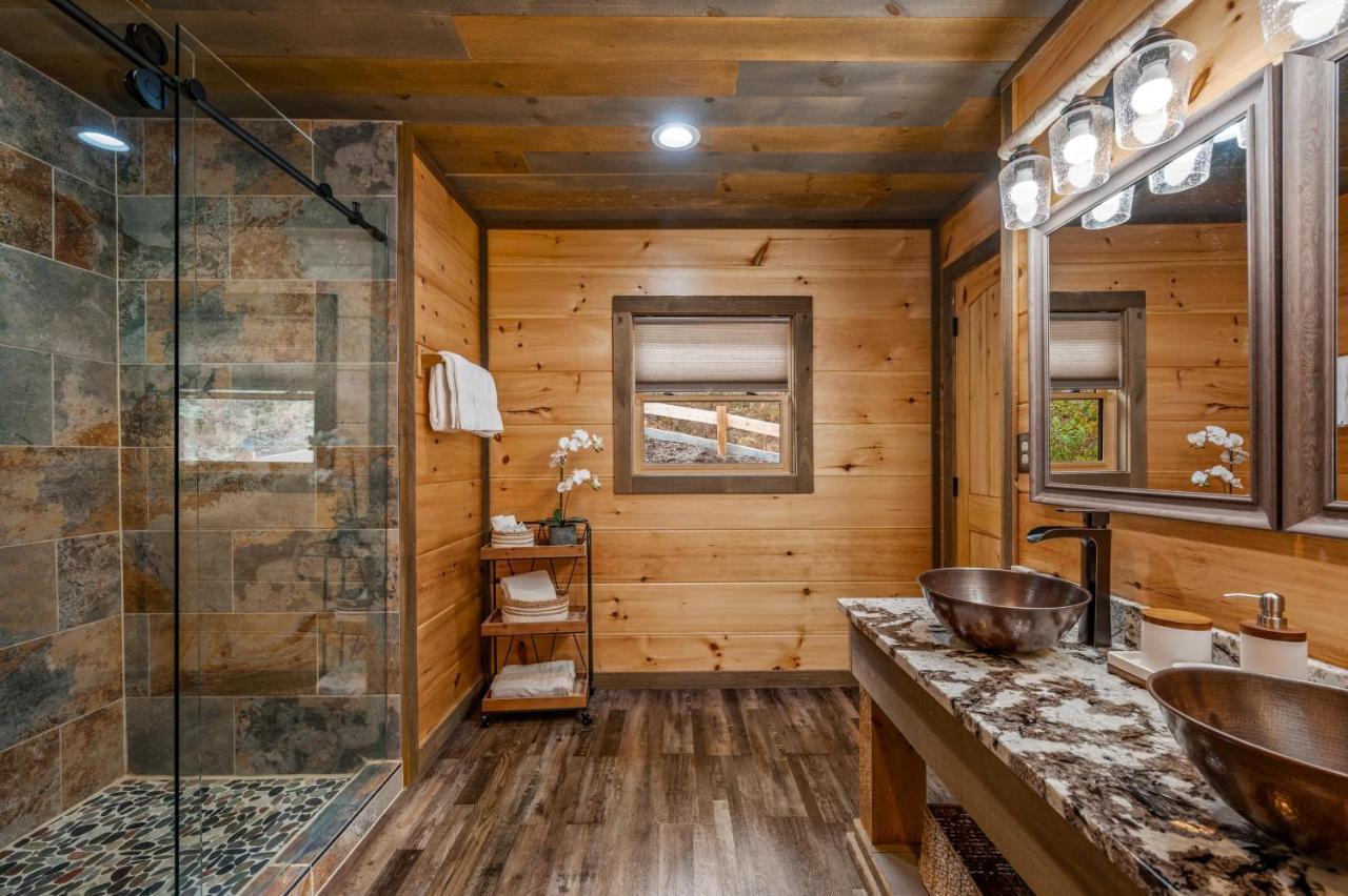 The Overlook '21 Cabin: Scenic Views With Hot Tub And Game