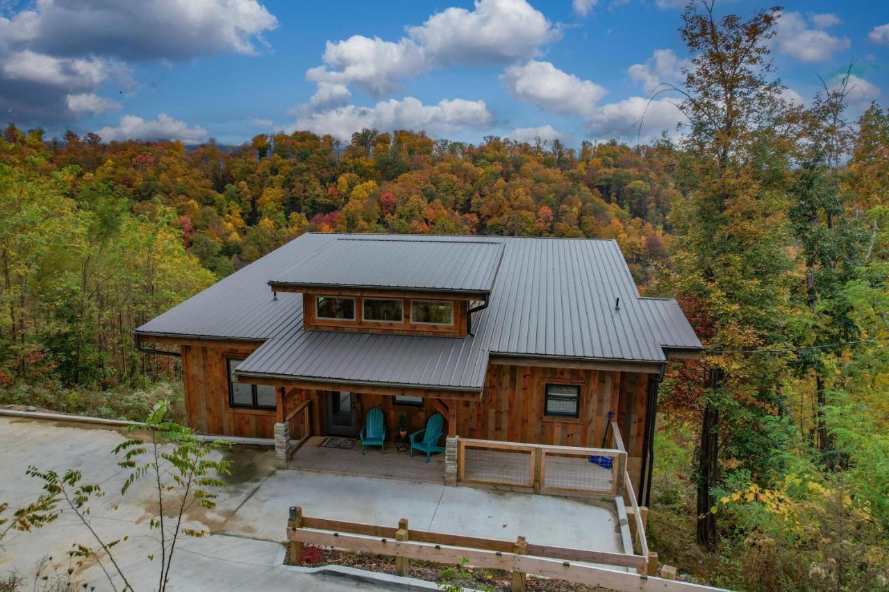 The Overlook '21 Cabin: Scenic Views With Hot Tub And Game Chalet Gatlinburg