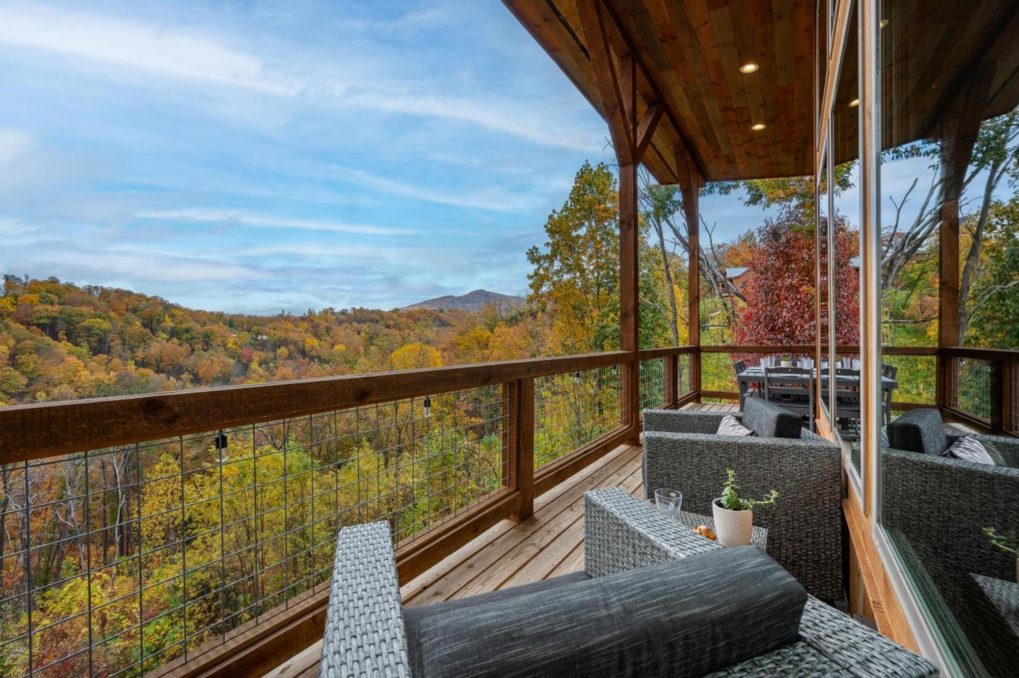 The Overlook '21 Cabin: Scenic Views With Hot Tub And Game