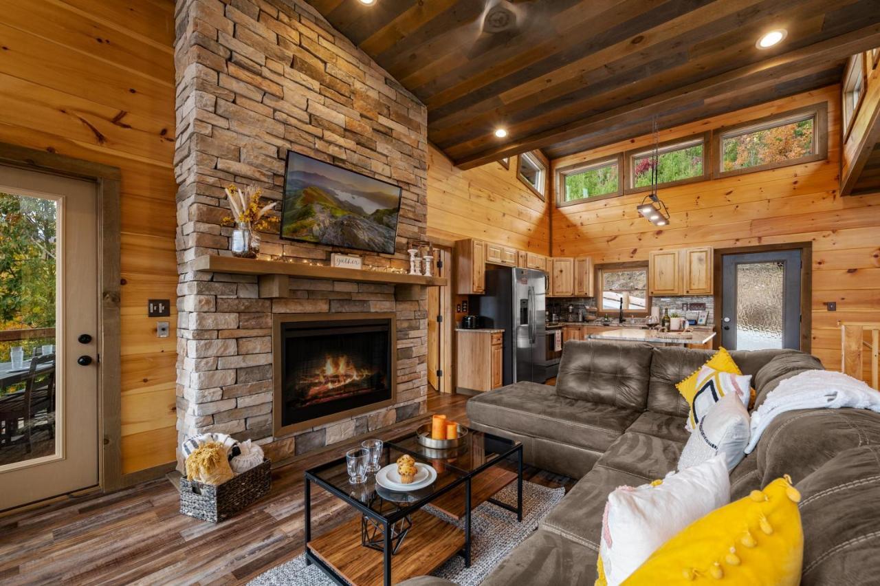 The Overlook '21 Cabin: Scenic Views With Hot Tub And Game