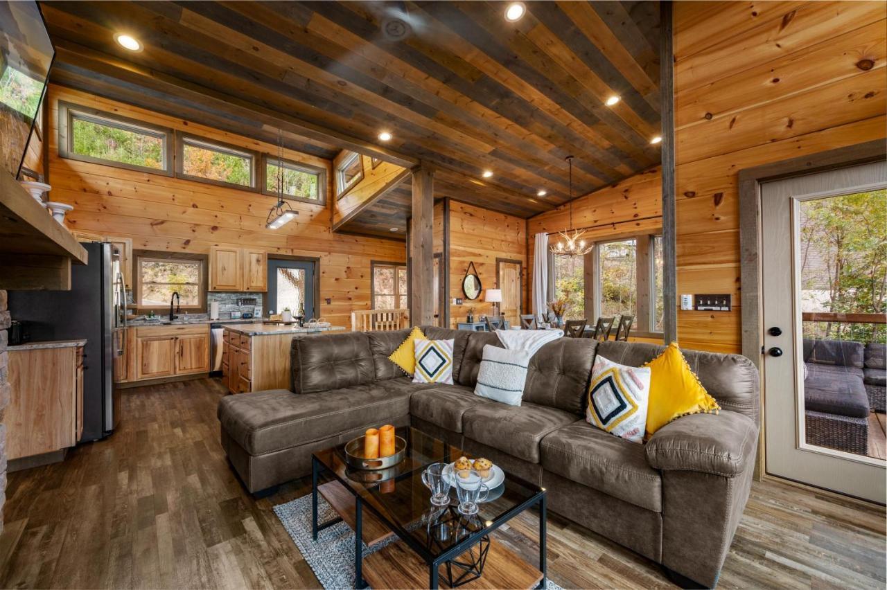 The Overlook '21 Cabin: Scenic Views With Hot Tub And Game
