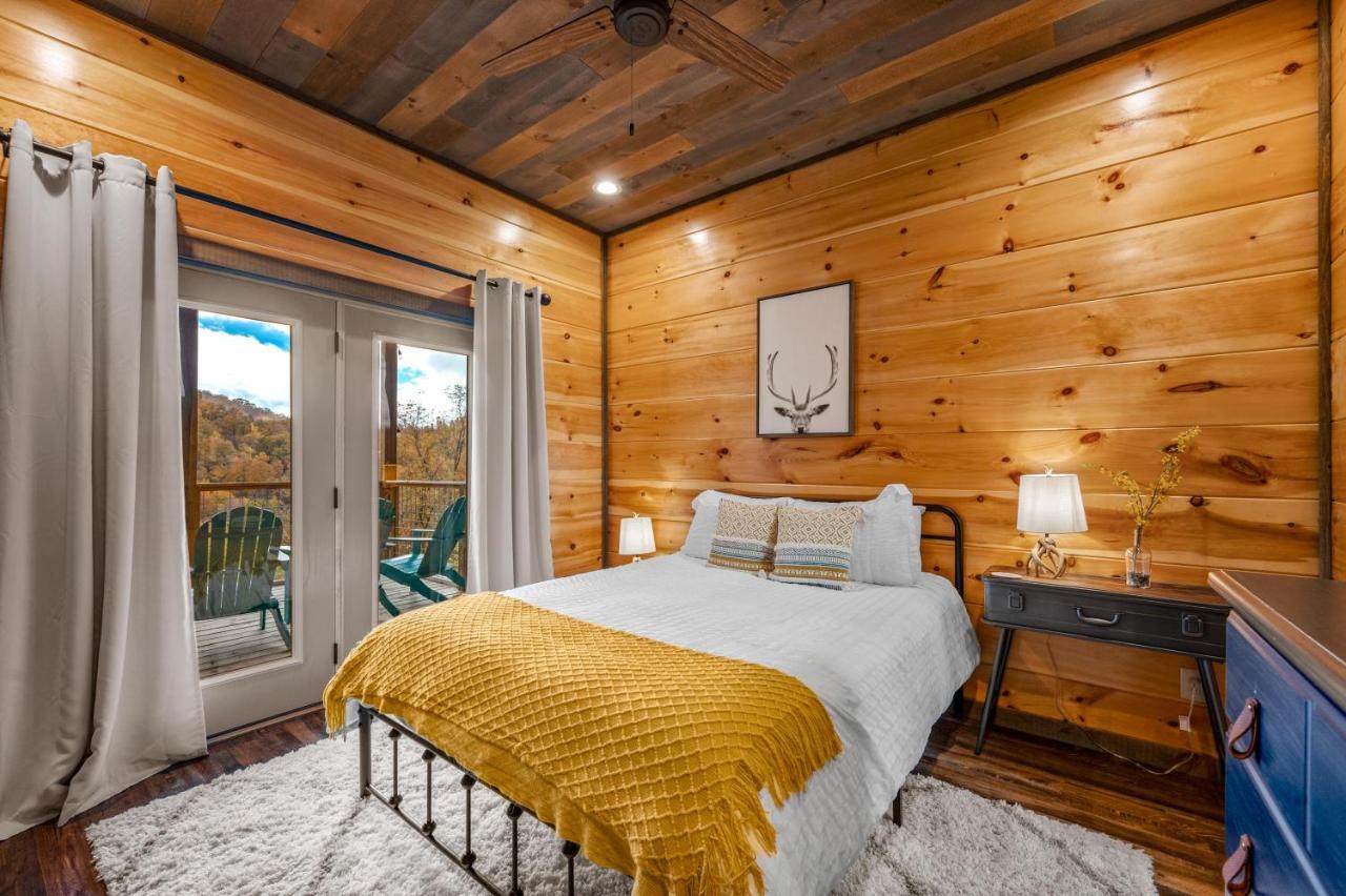 The Overlook '21 Cabin: Scenic Views With Hot Tub And Game Gatlinburg