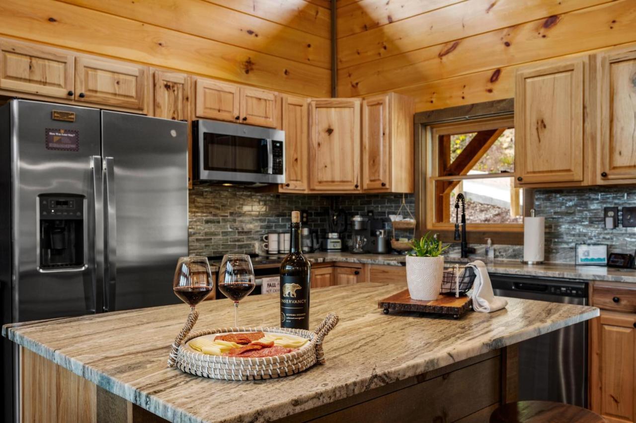 The Overlook '21 Cabin: Scenic Views With Hot Tub And Game Gatlinburg