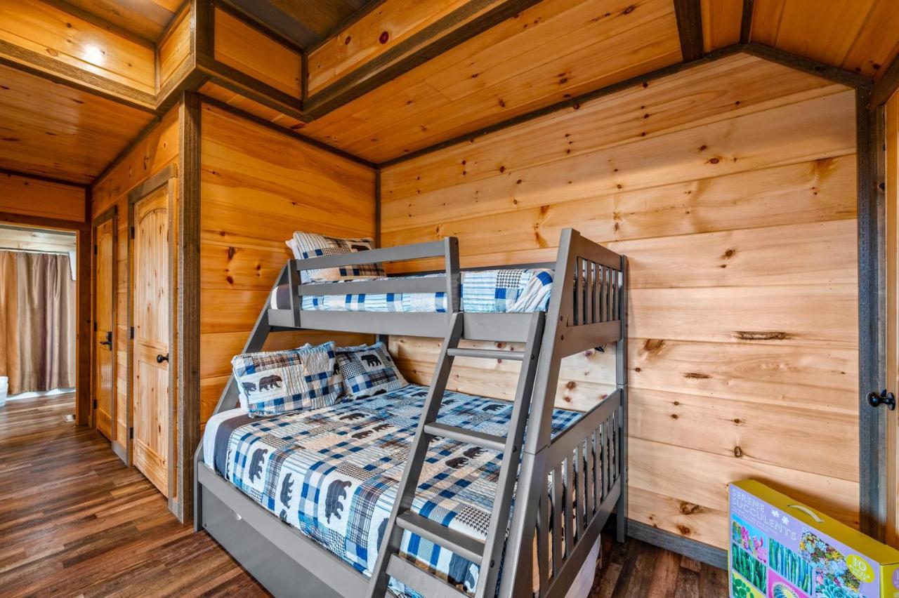 The Overlook '21 Cabin: Scenic Views With Hot Tub And Game