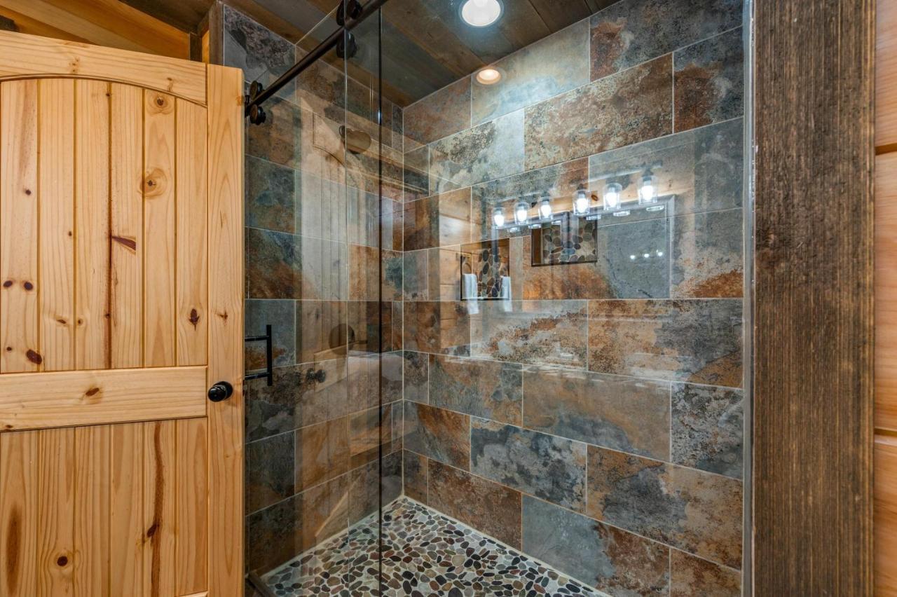 The Overlook '21 Cabin: Scenic Views With Hot Tub And Game Chalet Gatlinburg